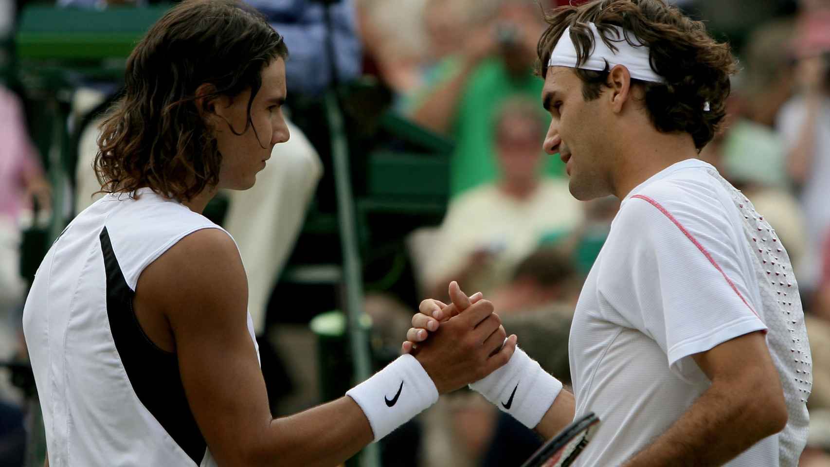 Nadal y Federer durante la final de Wimbledon 2006.