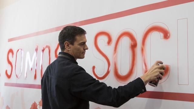 Sánchez en Dos Hermanas rellena con spray la pintada Somos socialistas