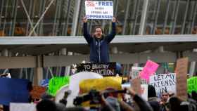 Un ciudadano protesta por el veto fronterizo en el aeropuerto JFK de Nueva York.