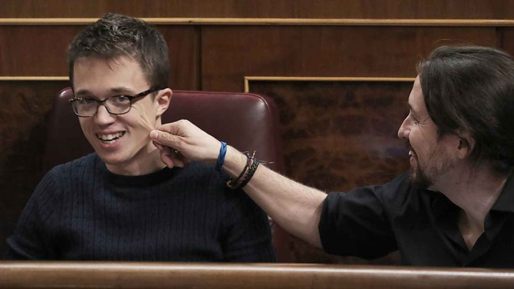 Iglesias pellizca la cara de Errejon durante una sesión en el Congreso el pasado 15 de noviembre.
