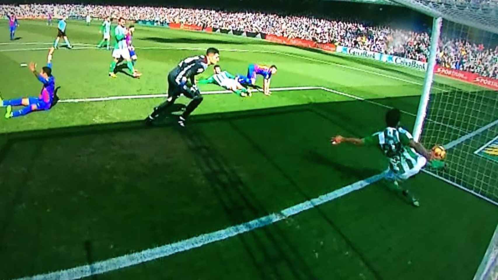 Gol fantasma del Barcelona en el Benito Villamarín.