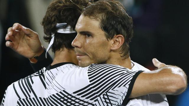 Rafa Nadal y Roger Federer durante su enfrentamiento en la final del Open de Australia.