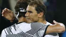 Rafa Nadal y Roger Federer durante su enfrentamiento en la final del Open de Australia.
