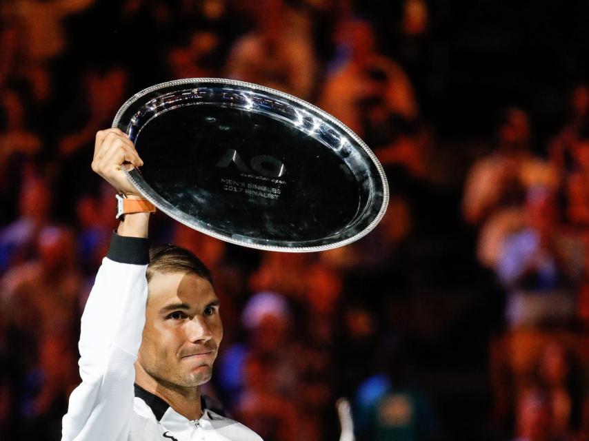 Nadal con el trofeo de subcampeón del Abierto de Australia.