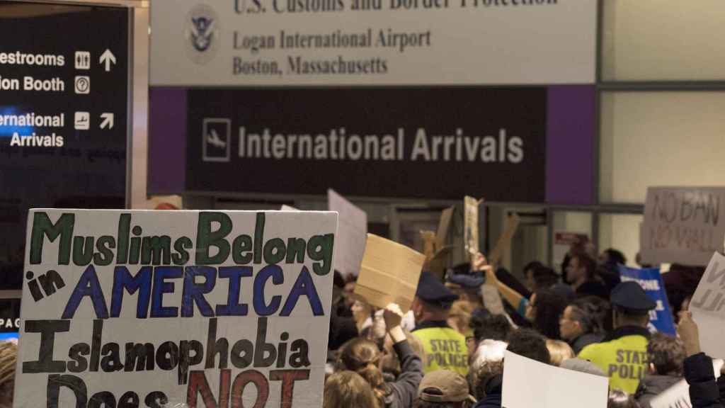 Protestas este domingo en el aeropuerto Logan, de Boston.