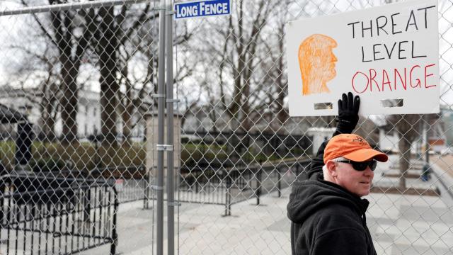 Un ciudadano protesta ante la Casa Blanca, este domingo, en Washington.