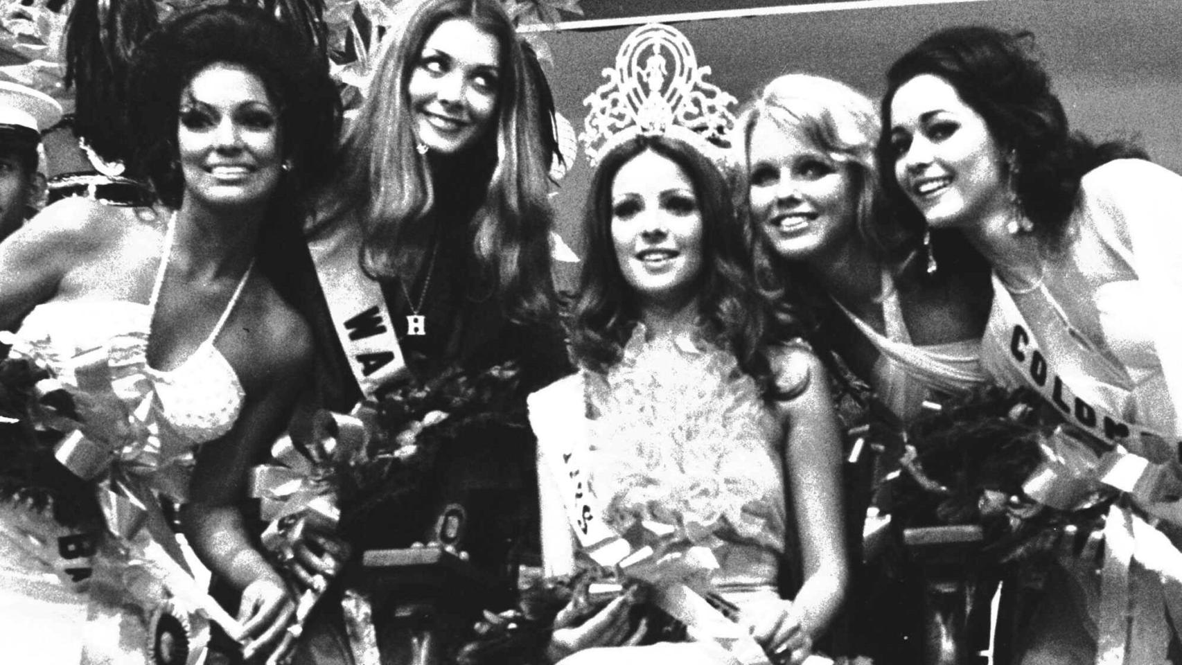 Amparo Muñoz, en el centro, es la única española coronada como Miss Universo