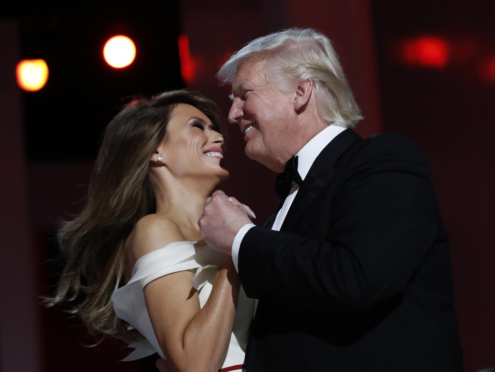 Donald Trump con su esposa bailando.