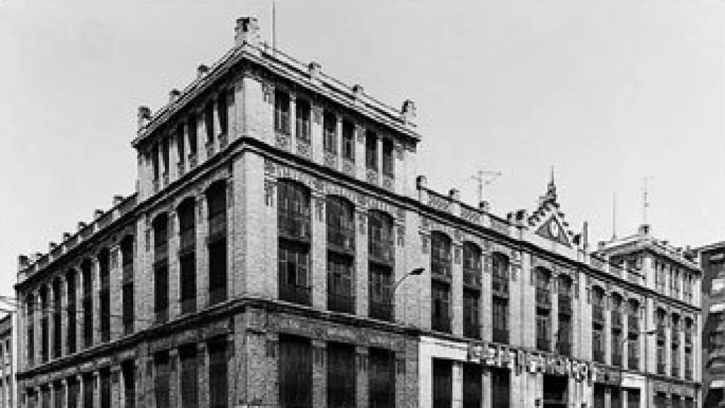 Fotografía antigua de la antigua sucursal de Caja de Ahorros y Monte de Piedad de Madrid.