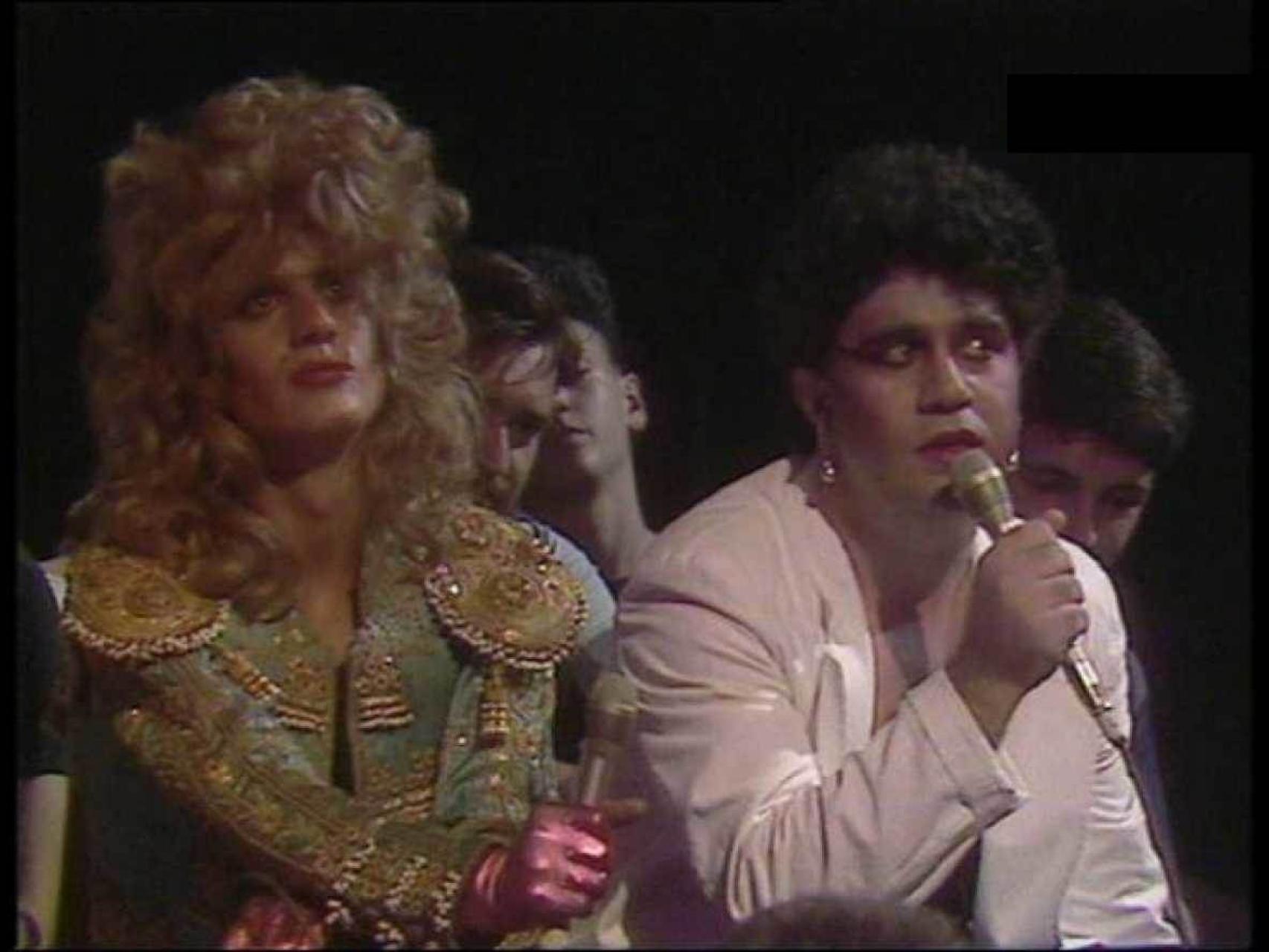 Almodóvar y Mcnamara en La edad de oro.