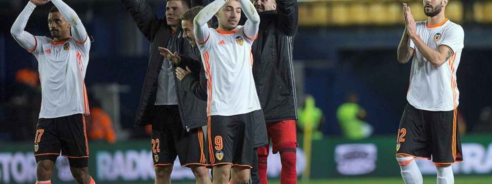 Los jugadores del Valencia celebran la victoria.