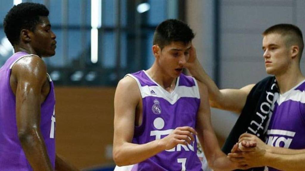 Los jugadores de la cantera del Real Madrid de Baloncesto en un partido