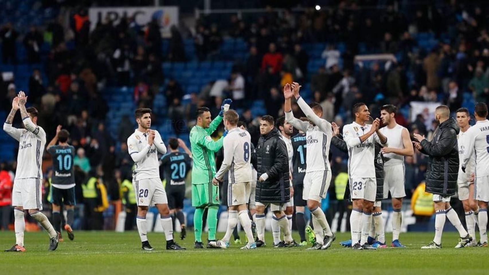 Los jugadores del Real Madrid agradeciendo a la aifición