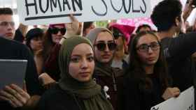 Una mujer musulmana protesta en el aeropuerto de Los Ángeles.