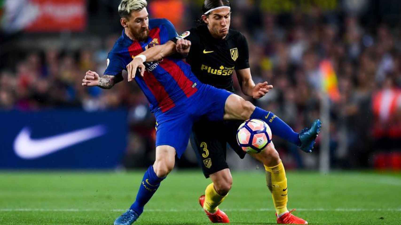 Messi pelea con Filipe Luis por un balón.