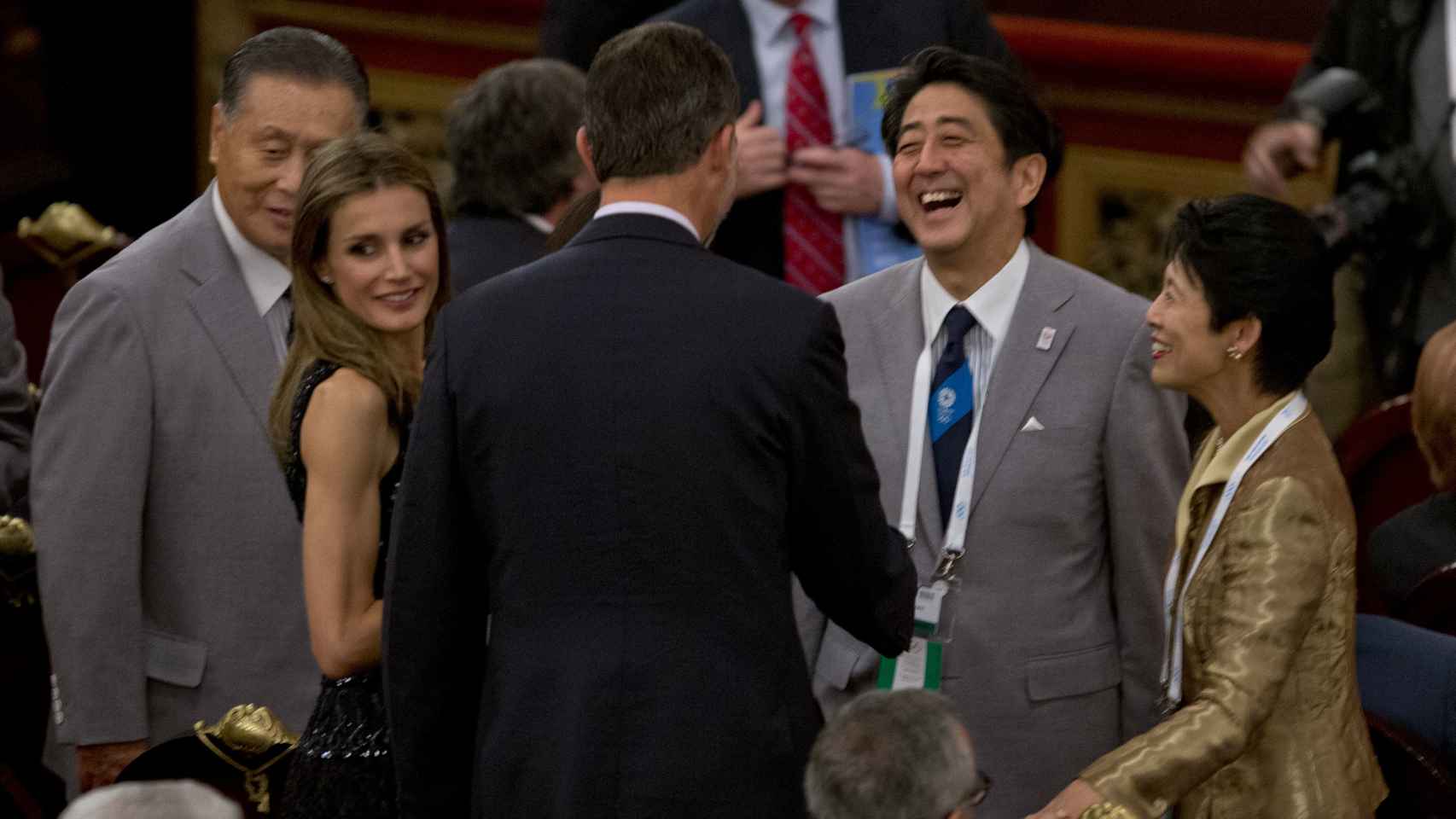 El primer ministro japonés saluda al rey Felipe en un acto en Buenos Aires.