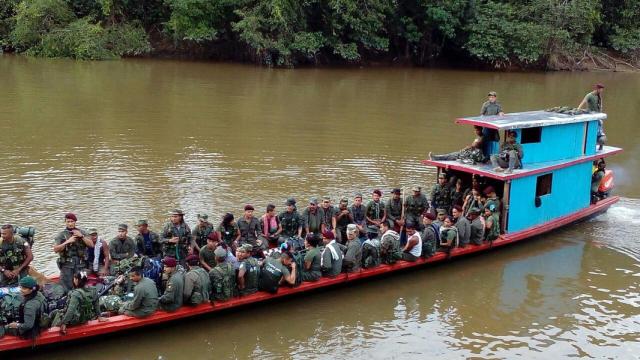 El Bloque Sur de las Farc viajando por el río Mecaya.