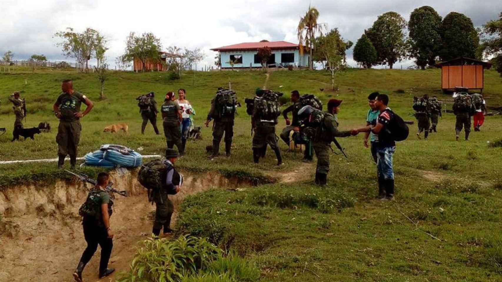 Varios miembros de las FARC llegando a las zonas veredales.