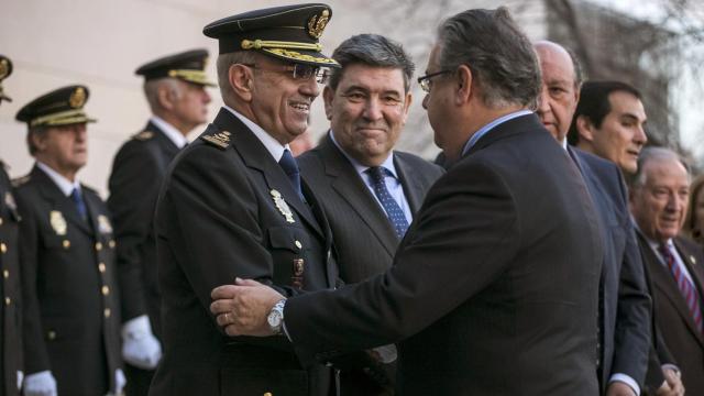 Zoido estrecha la mano de Villabona instantes antes de su toma de posesión.