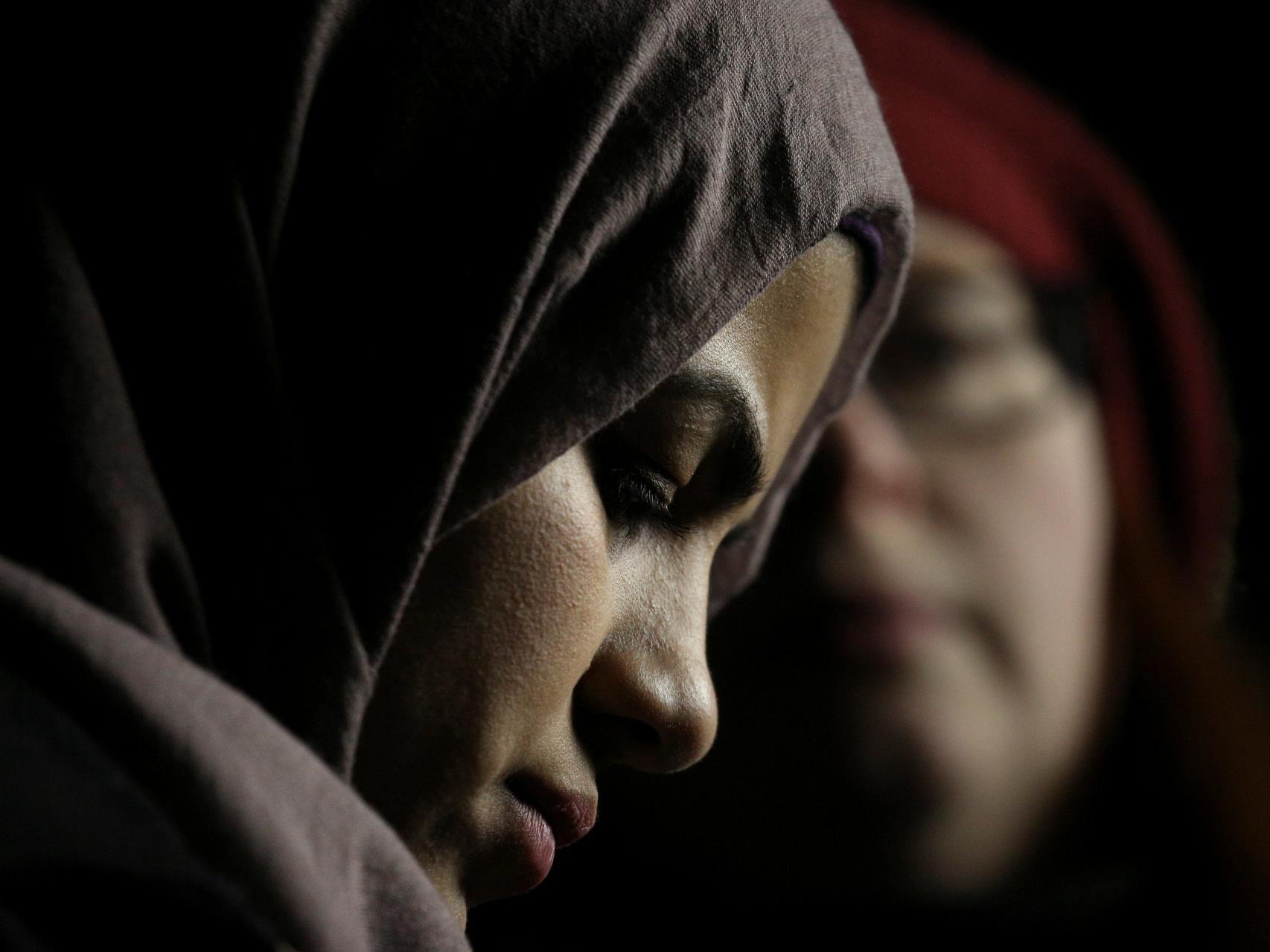 Musulmana escucha el discurso en una de las marchas contra la medida en Seattle.