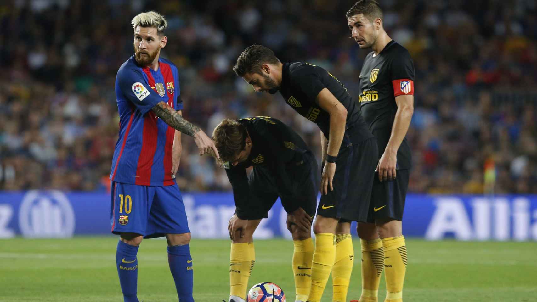 Messi junto a los jugadores del Atlético de Madrid en el partido de Liga.