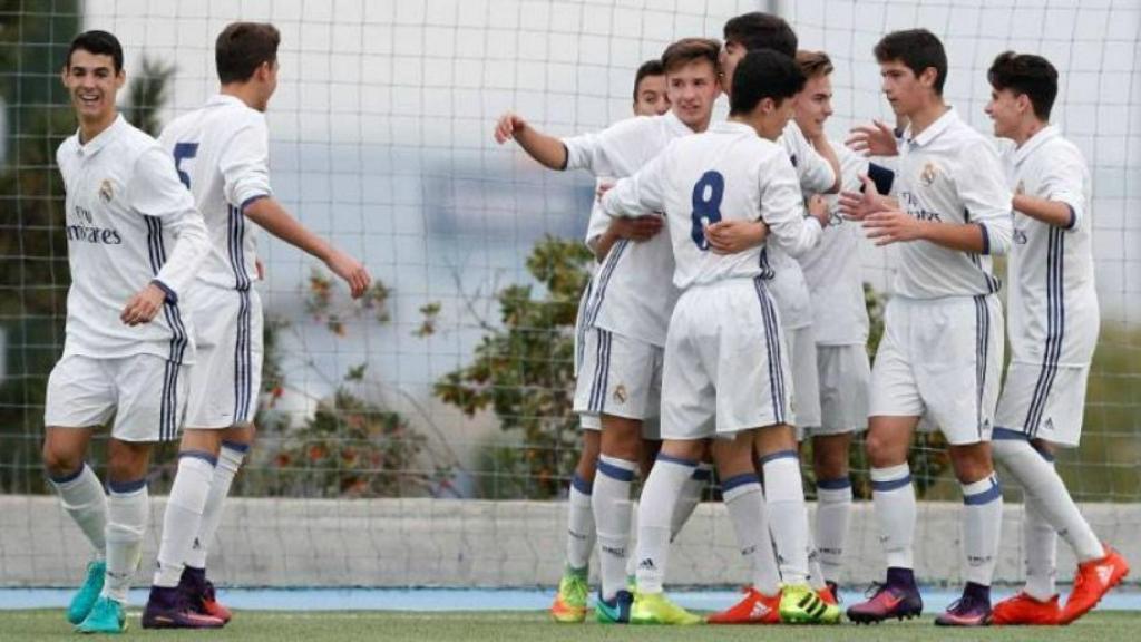 El Juvenil C de Álvaro Benito hace piña tras un gol.