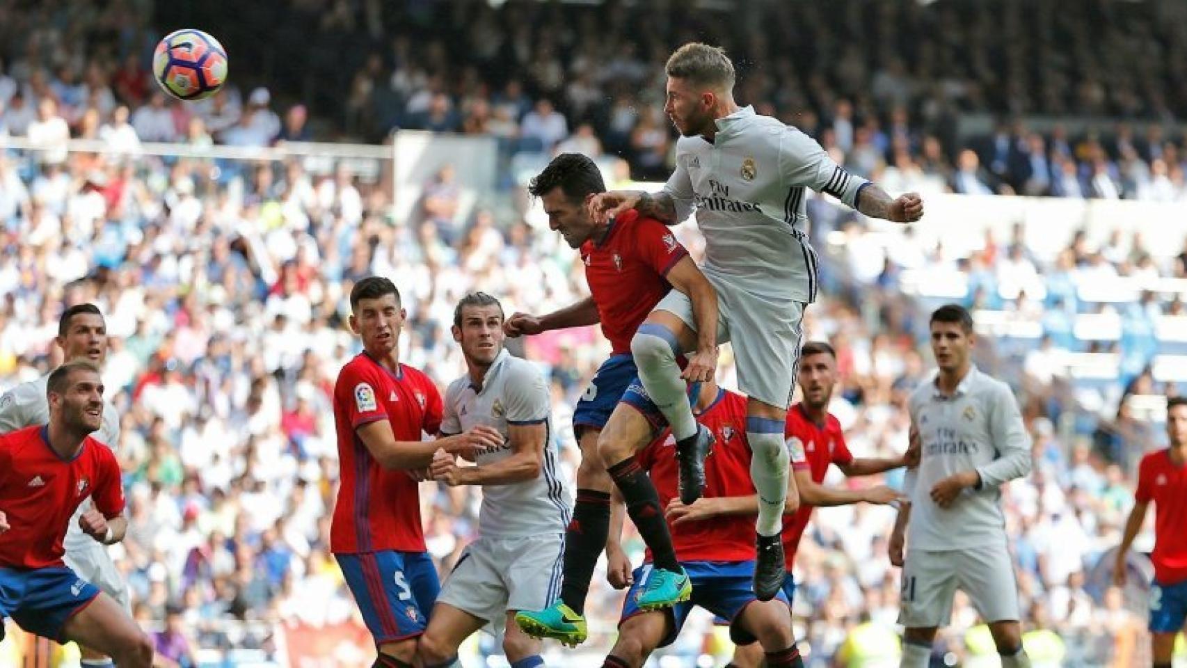 Sergio Ramos remata un balón frente a Osasuna.