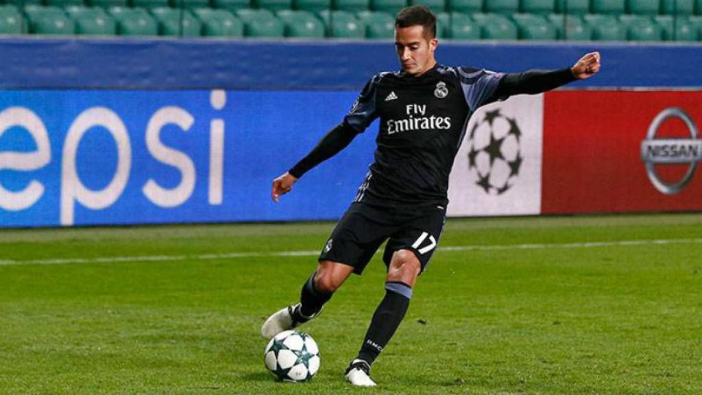 Lucas Vázquez prepara un centro