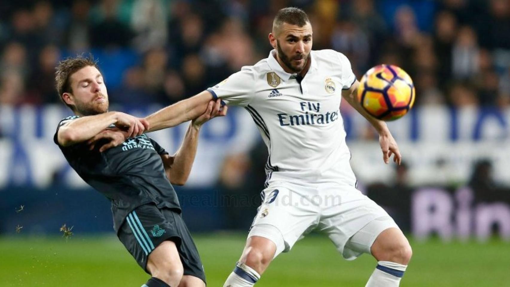 Benzema intenta controlar un balón frente a la Real Sociedad.