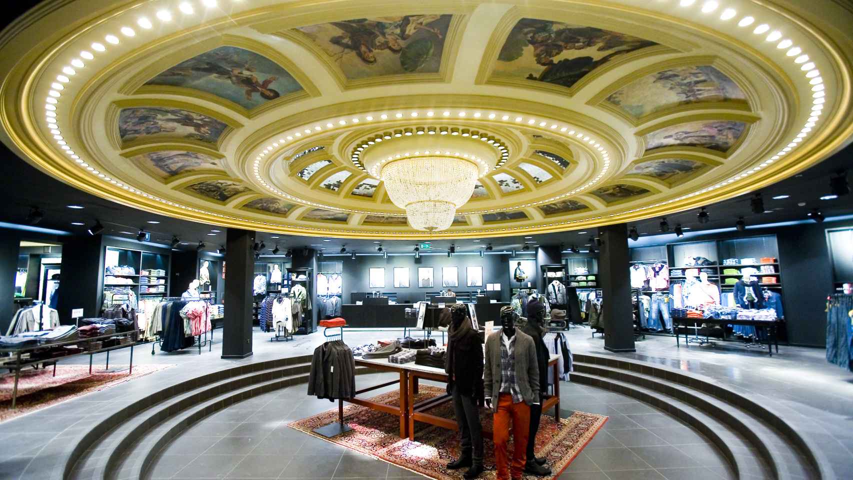 Interior de la tienda de H&M en en la Gran Vía de Madrid.