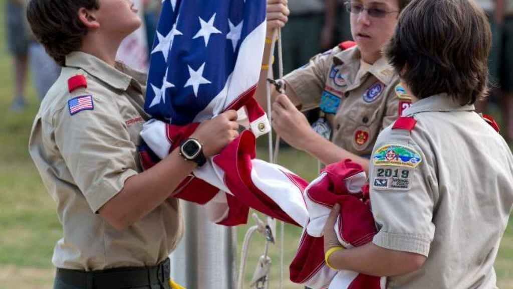 Unos boy scouts, con la bandera de EEUU.