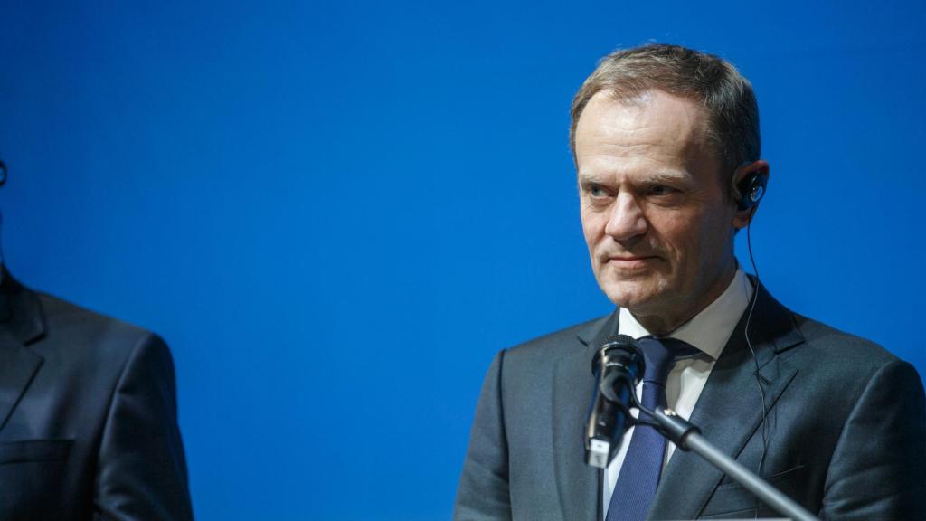 Donald Tusk atiende a la prensa durante su visita a Estonia