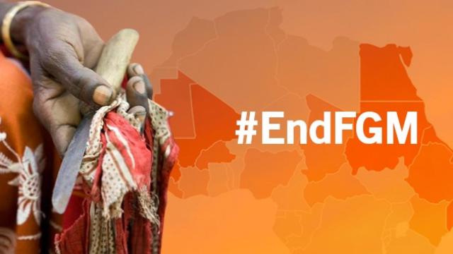 Mano de una mujer con una navaja para realizar una ablación, sobre un mapa de África y la etiqueta #EndFGM.