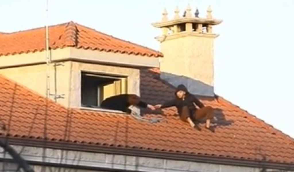 En la imagen (tomada por la Televisión de Galicia), Virginia Ferradás tendiendo una mano a su marido, José Alén, que encaramado al tejado amenazaba con suicidarse.