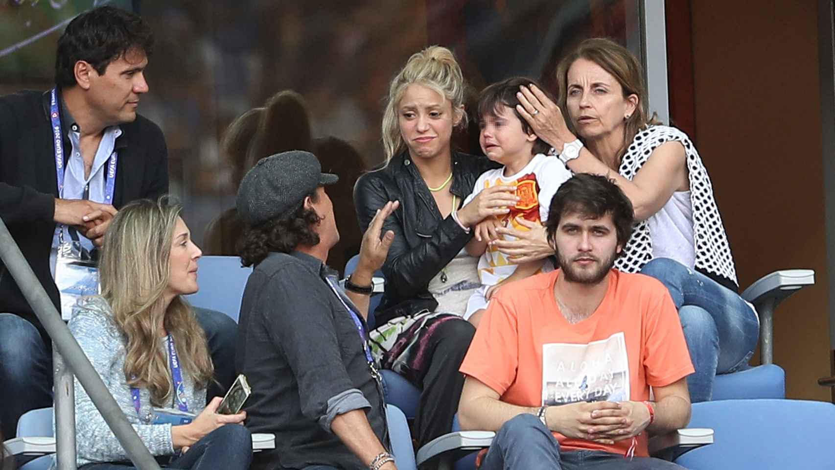 Shakira, con Carlos Vives, su hermano y su familia política, asiste a un partido de Gerard Piqué