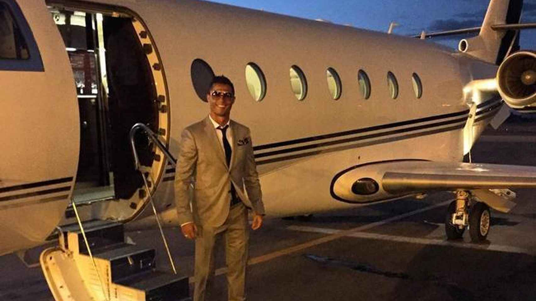 Cristiano Ronaldo aterriza en su jet privado.