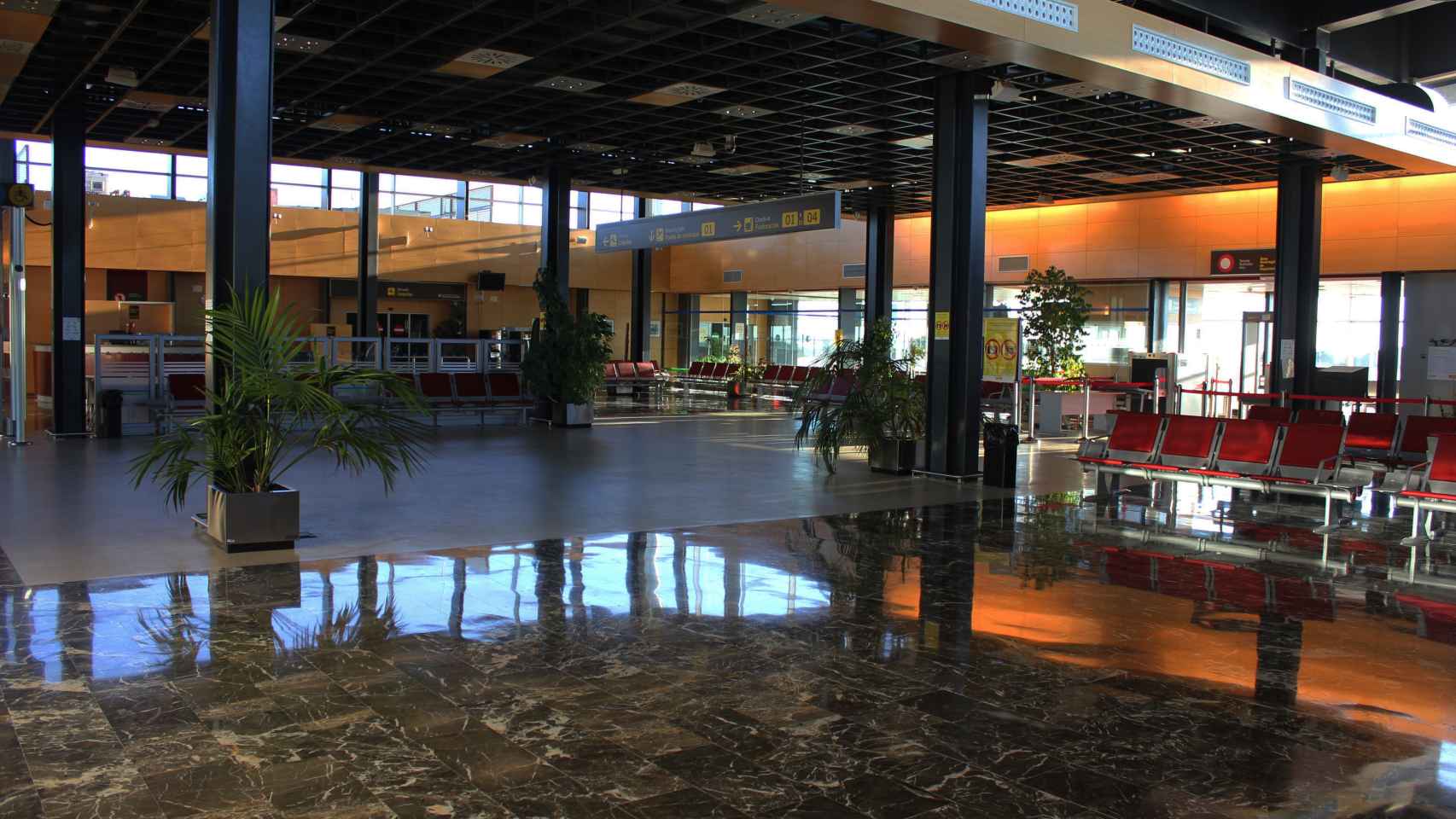 Una desoladora imagen del interior del aeropuerto de Huesca.