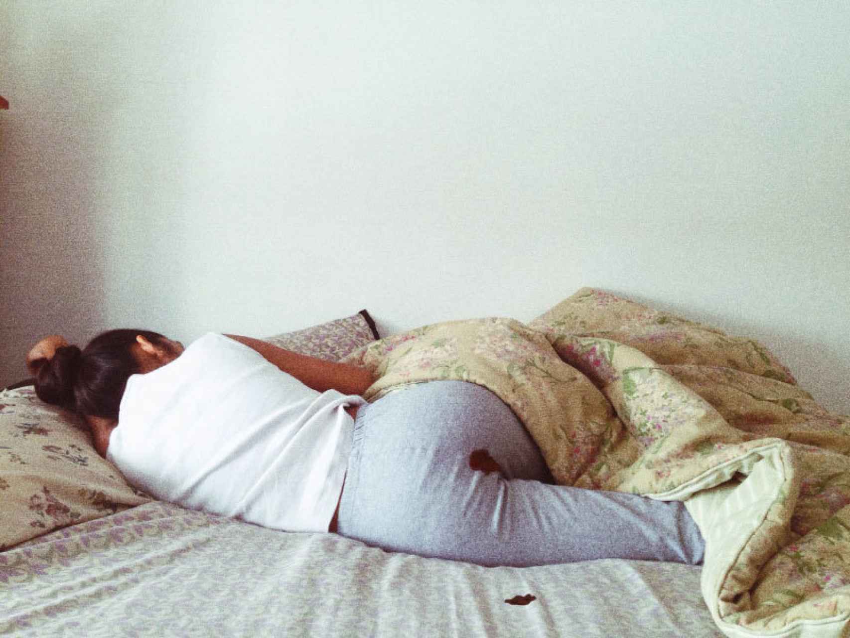 Una de las imágenes del proyecto universitario de Rupi Kaur sobre la menstruación, censurado por instagram.