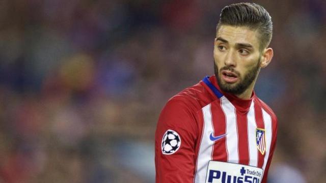 Yannick Carrasco durante un encuentro con el Atlético. / Efe