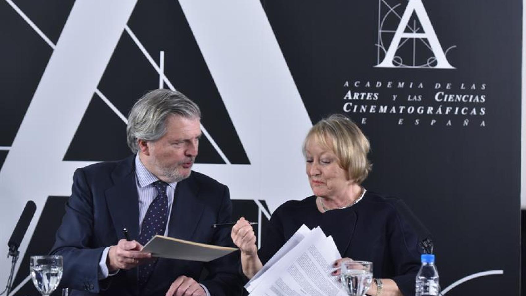 El Ministro e Yvonne Blake firman el convenio.