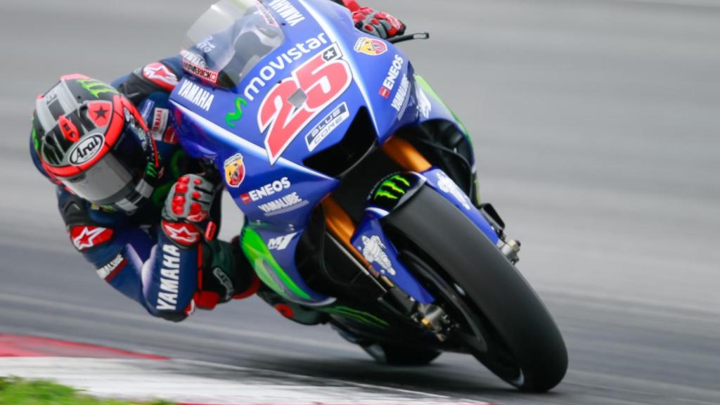 Maverick Viñales se descuelga de su M1, durante la última jornada en Sepang.