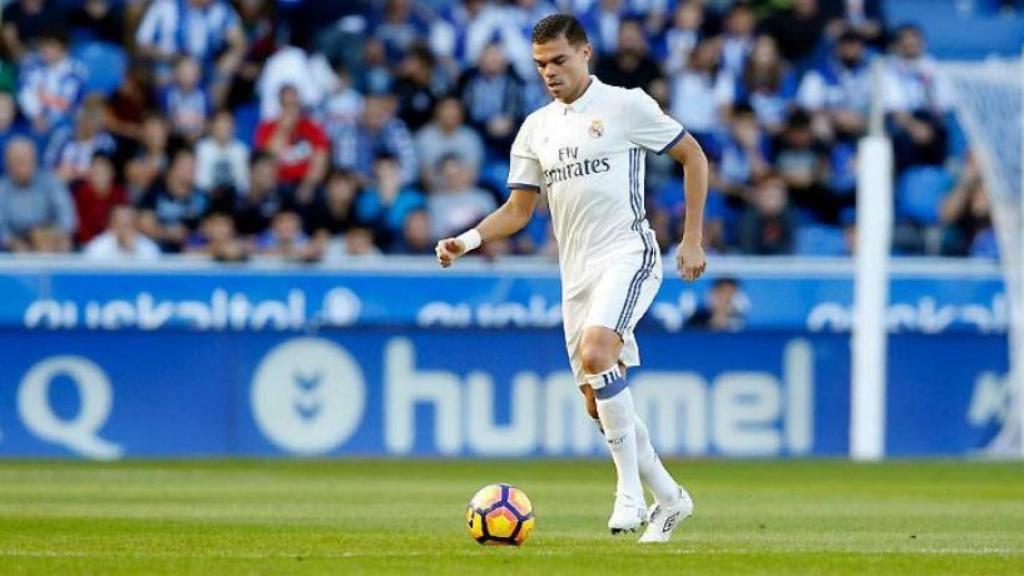 Pepe juega un balón en el encuentro frente al Alavés