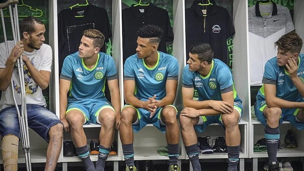 Neto con los juveniles del Chapecoense. Foto: @ChapecoenseReal