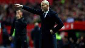 Zidane dando instrucciones a sus jugadores
