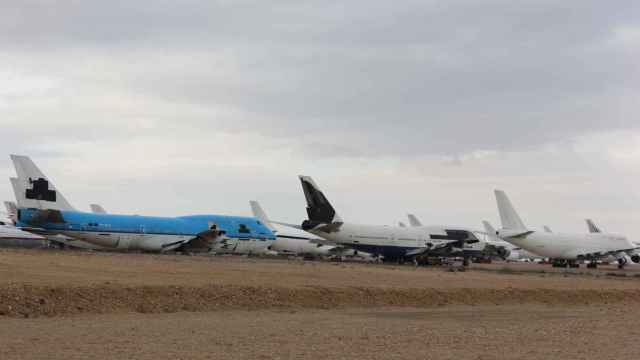Varios aviones preparados para el desguace .