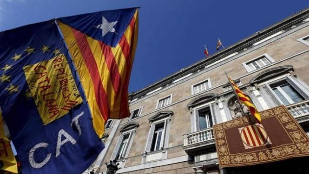 Banderas independentistas ante el Palau de la Generalitat.