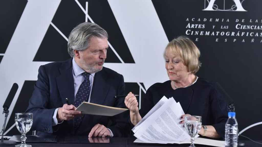 El Ministro e Yvonne Blake firman el convenio.