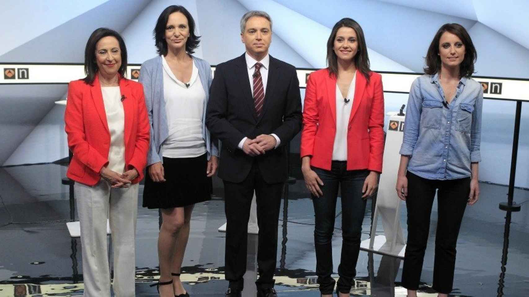 Margarita Robles, Carolina Bescansa, Inés Arrimadas y Andrea Levy, con Vicente Vallés, en junio 2016, antes del debate “Las mujeres primero” en Antena 3.