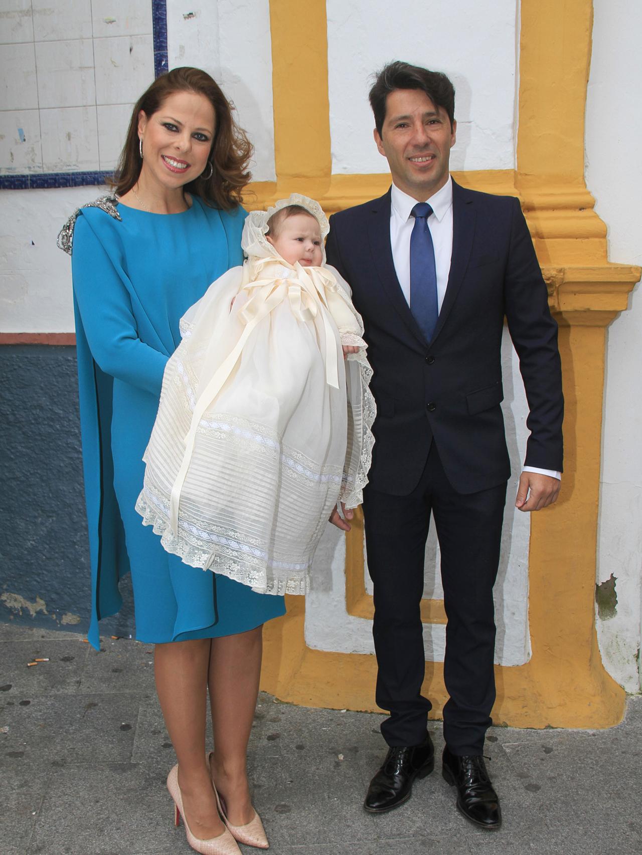 Pastora Soler junto a su marido Francis Viñolo y su hija Estrella.