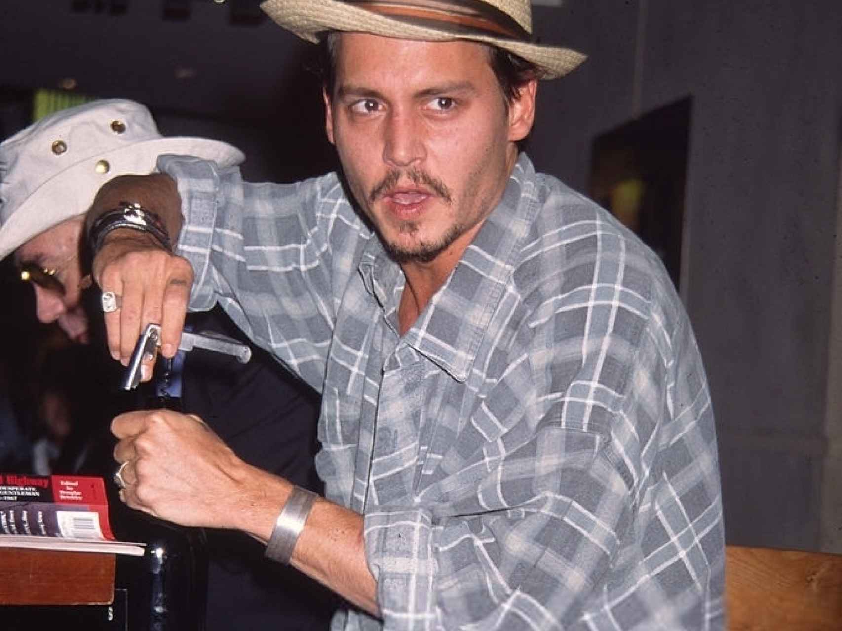 A Johnny Depp le encanta degusta los mejores vinos.